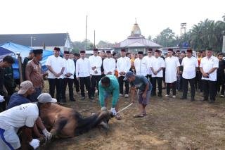 Ponpes UAS Salurkan Daging Kurban Kapolri dan Kapolda Riau kepada Dhuafa
