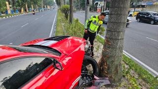 Hilang Kendali, Mobil Sport Mustang Ringsek Tabrak Median Jalan