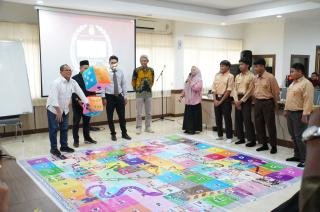 Terima Kunjungan Edukasi Demokrasi SMP IT Al Fatih, KPU Riau Kenalkan Game Ular Tangga Pemilu