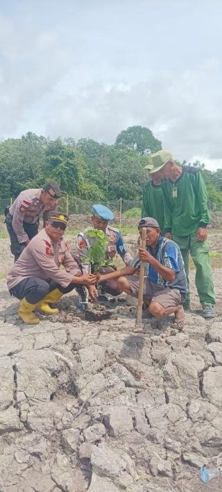 Peringati Hari Pohon Nasional, Polsek Rupat Gelar Tanam Serentak di Kampung Tangguh