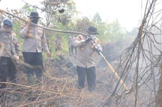 Ancam Keselamatan Warga, Wakapolda Riau Turun Tangan Padamkan Karhutla di Kampar