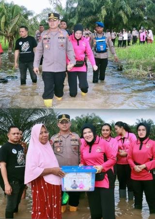 Boyong Bantuan, AKBP Afrizal Asri Bersama Pengurus Bhayangkari Pelalawan Terobos Banjir 