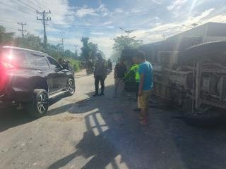 Dihantam Pickup Truk Box Terguling, 1 Tewas 