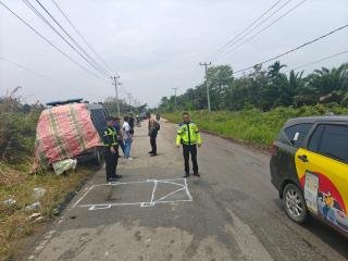 Elak Lubang, Mobil Tahanan Polsek Mandau Terguling di Dumai