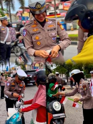 Jelang HUT RI, Satlantas Polres Pelalawan Menyapa Pengendara seraya Bagikan Bendera Merah Putih