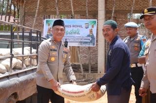 Renovasi Masjid di Rohil, Kapolres AKBP Isa Berikan Bantuan Bahan Bangunan