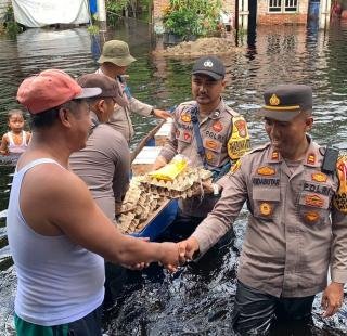 Peduli Masyarakat Terdampak Banjir, Kapolres Rohil Sediakan Sembako, Pengecekan Kesehatan dan Obat G