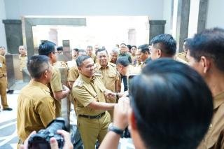 Bentuk Tim Kerja yang Solid, Gubri Abdul Wahid Kunjungi BKD dan OPD untuk Evaluasi Kepegawaian 