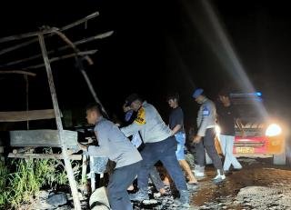 Diduga Lokasi Pungli, Portal Kayu dan Pondok di Bonai Darussalam Dirobohkan Polisi
