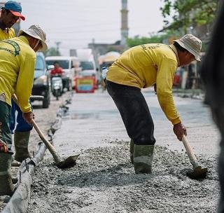 Jalan Dharma Bakti yang Rusak Dilapis Beton Sepanjang 70 Meter 