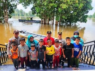 Kapolsek Langgam Langsung Pimpin Berikan Trauma Healing ke Anak-anak Korban Banjir