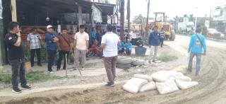 Peringati Hari Bakti PU ke-80, Dinas PUPR Rohul Gotong Royong Perbaiki Jalan di Ujung Batu