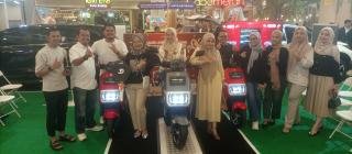 Tiga Konsumen Agung Toyota Sutomo Raih Hadiah Motor Listrik United 