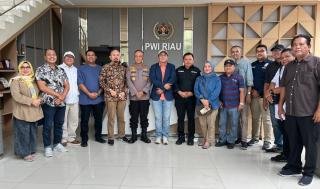 Sambangi PWI Riau, Kabid Humas Kombes Akmadi: Perkuat Sinergitas Informasi ke Masyarakat