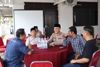 Polres Kuansing Bersama Insan Media Bagikan Takjil Berkah Ramadan kepada Masyarakat