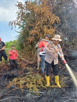 Kapolsek Bersama Camat Rupat Berjibaku Padamkan Kebakaran Lahan Dua Ha di Darul Aman