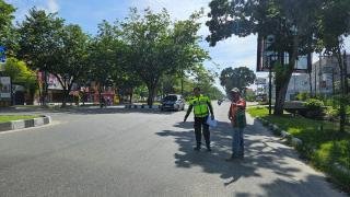 Jatuh Bersenggolan dengan Mobil Box, Cewek Luka di Kepala