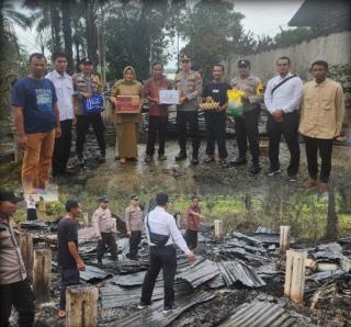 Polsek Kempas-Pemdes Pekan Tua Salurkan Bantuan ke Korban Rumah Rata dengan Tanah Dilalap Api