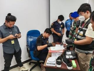 Petugas Bandara SSK II Sita Paket Sabu yang Diselipkan di Sepatu Sebelah Kiri dan Ekstasi Kanan 