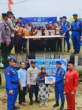 Sentuhan Program Jalur Satpolairud Pelalawan, Warga Pesisir Rantau Baru Tersenyum Bahagia
