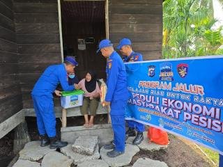 Ke Pulau Mendol, Jalur Satpolairud Polres Pelalawan Salurkan Bansos ke Warga Lansia