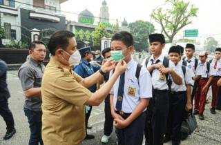 Wawako Pekanbaru Tinjau PTM Terbatas, Peserta Didik Diberi Masker dan Vitamin 