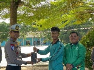 Gaungkan Green Policing, Satlantas Polres Rohul Tanam Pohon Bersama Siswa MAN 1 Rambah