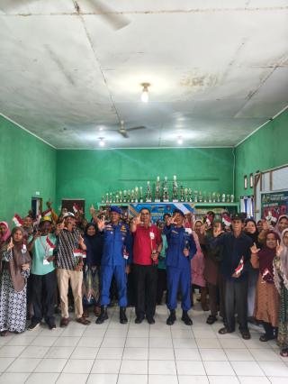 HUT RI ke-81, Ditpolairud Polda Riau Gelar Program Jalur Bagikan Sembako, Bendera, dan Bibit Pohon 