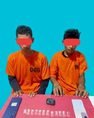 Dua Pengedar Narkoba Digerebek Dalam Gudang Kayu, Polisi Sita 12 Paket Sabu