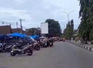 Kinerja Jukir di KM 4 Dipertanyakan, Ambil Uang Tak ada Karcis, Parkir Sampai ke Tengah Jalan