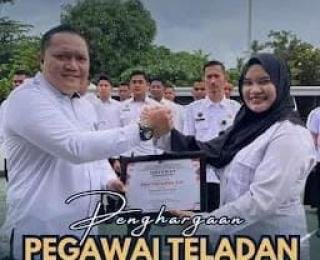 Kalapas Kelas IIB Pasir Pengaraian Berikan Penghargaan kepada Pegawai Teladan, Jadikan Motivasi