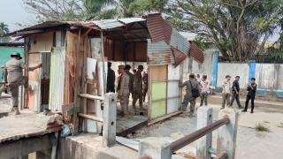 Satpol PP Pekanbaru Tertibkan Bangunan Liar di Jalan Pesisir