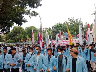 Mahasiswa Unri Gelar Aksi di Gedung DPRD Riau karena Anggap Indonesia Gawat Darurat