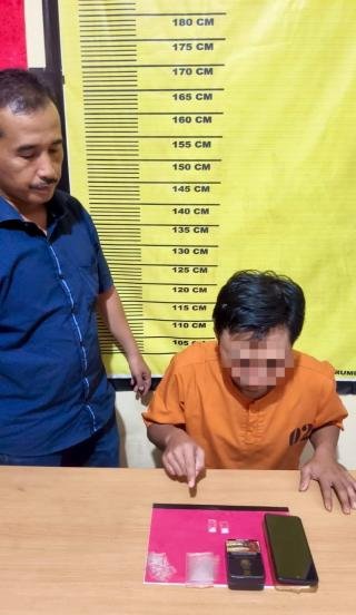 Polsek Kerumutan Sergap Pengedar Sabu di Belakang Rumah 
