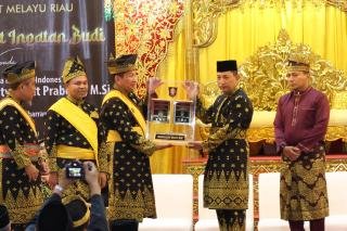 Disaksikan Gubri-Kapolda Dianugerahi Adat Ingatan Budi dari LAMR, Kapolri: Melayu Jangkar Peradaban
