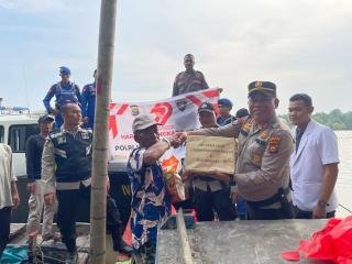 Polres Rohil Bagikan Sembako dan Berikan Layanan Kesehatan Gratis kepada Masyarakat Pesisir