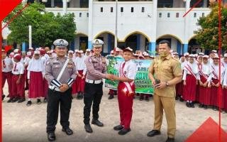 Satlantas Polres Rohul Tanam Pohon dan Sosialisasikan Green Policing di SDN 002 Rambah