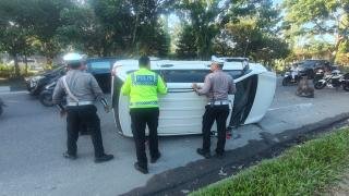Diduga Ngantuk, Mobil ASN asal Inhil Terguling di Arifin Ahmad 