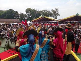 Warga Bugis Turut Hebohkan Pentas Seni Budaya Pacu Jalur 2025 di Tepian Narosa!