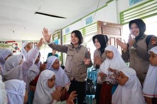 Polda Riau Bantu Pulihkan Trauma Anak-Anak Korban Galodo saat Hujan Kembali Turun 