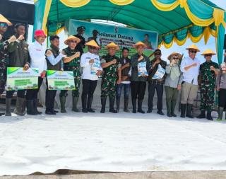 Bupati Pelalawan Pimpin Penanaman Padi, Dukung Swasembada Pangan