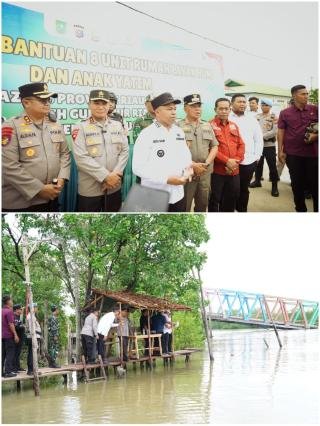Usai Resmikan GPM, Gubri Abdul Wahid Serahkan Bantuan Rumah Layak Huni di Meranti