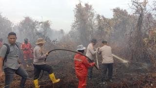 Pastikan Karhutla Dekat Perumahan Warga Padam, Kapolres Kampar Turun ke Lokasi