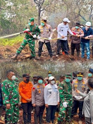 Kapolda Riau-Pangdam dan Kapolres Pelalawan Berjibaku Padamkan Karhutla di Kerumutan