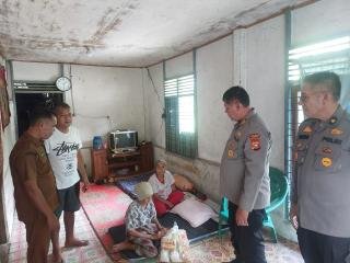 Usai Cek Lahan Jagung di Pulau Jambu, Beri Bantuan ke Warga Kurang Mampu