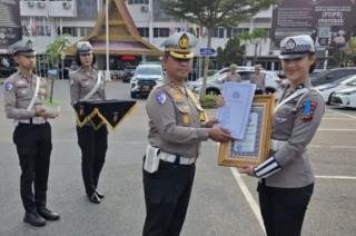 Bripda Cantik Dapat Penghargaan dari Ditlantas Polda Riau