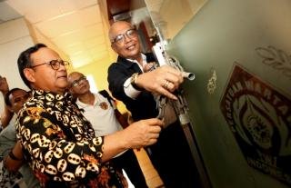 Segel Sekretariat PWI di Gedung Dewan Pers Dibuka, Ketum Baru Terima Kunci