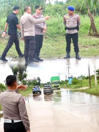 Jalan Lintas Timur Pelalawan Mulai Tergenang Banjir, Kapolres Pelalawan Lakukan Mitigasi