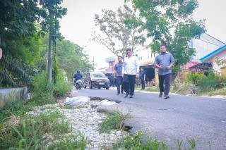 Tinjau Jalan Amblas di Srikandi, Wawako Pekanbaru Pastikan Segera Diperbaiki