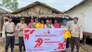 Sambut Hari Bhayangkara ke-79, Polsek Tanah Merah Bagikan Sembako ke Panti Asuhan dan Warga 
